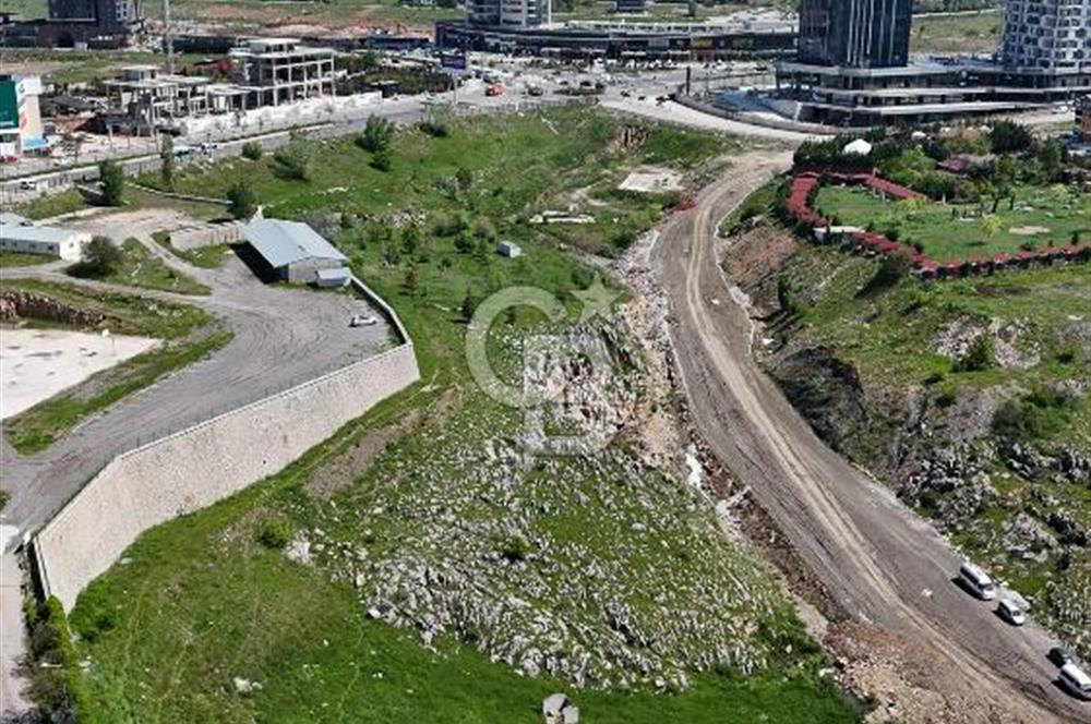 İNCEK'İN KALBİNDE EMSALSİZ KONUMDA CADDE CEPHELİ ARSA