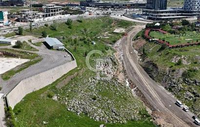 İNCEK'İN KALBİNDE EMSALSİZ KONUMDA CADDE CEPHELİ ARSA