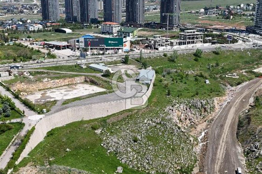 İNCEK'İN KALBİNDE EMSALSİZ KONUMDA CADDE CEPHELİ ARSA