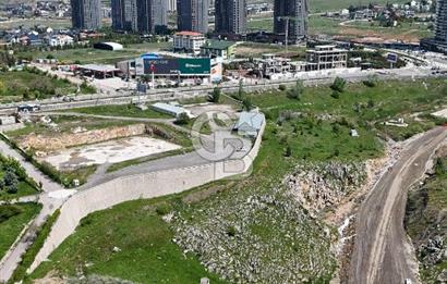 İNCEK'İN KALBİNDE EMSALSİZ KONUMDA CADDE CEPHELİ ARSA