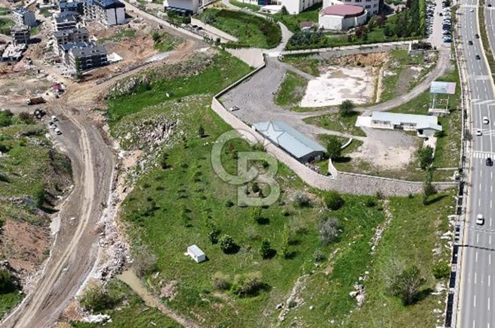 İNCEK'İN KALBİNDE EMSALSİZ KONUMDA CADDE CEPHELİ ARSA