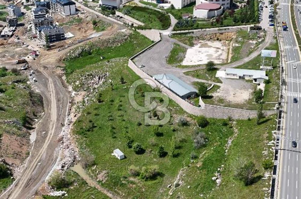 İNCEK'İN KALBİNDE EMSALSİZ KONUMDA CADDE CEPHELİ ARSA