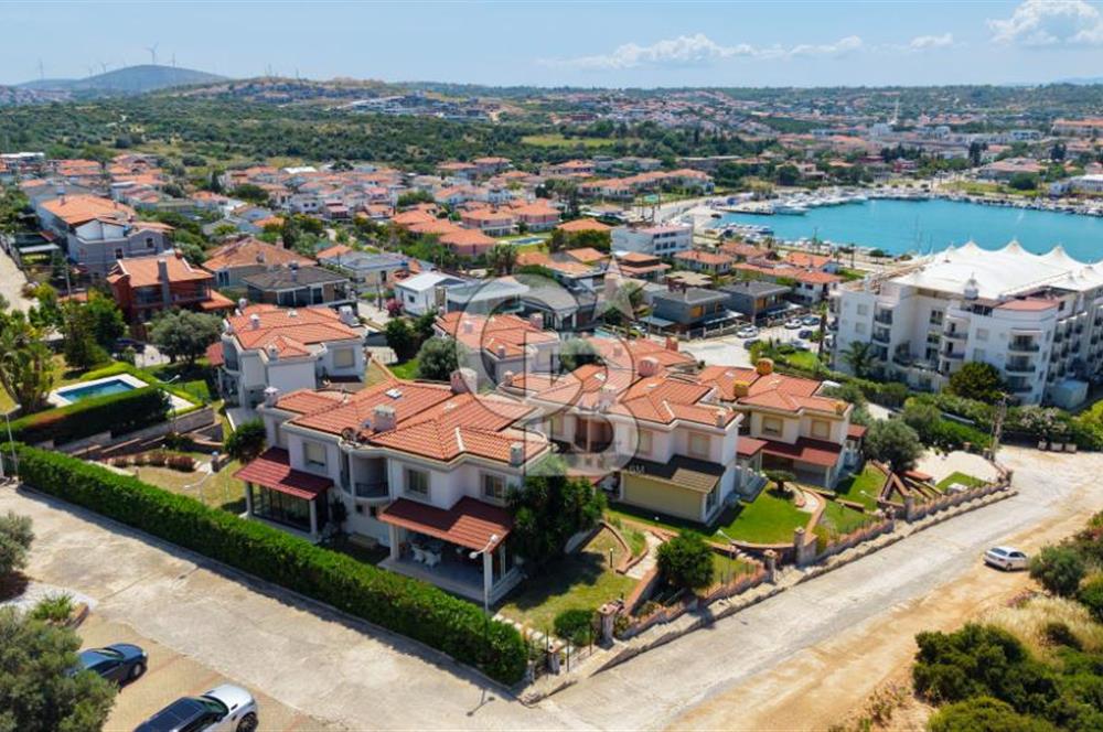 Çeşme Dalyan'da Deniz Manzaralı Satılık 4+2 Tripleks
