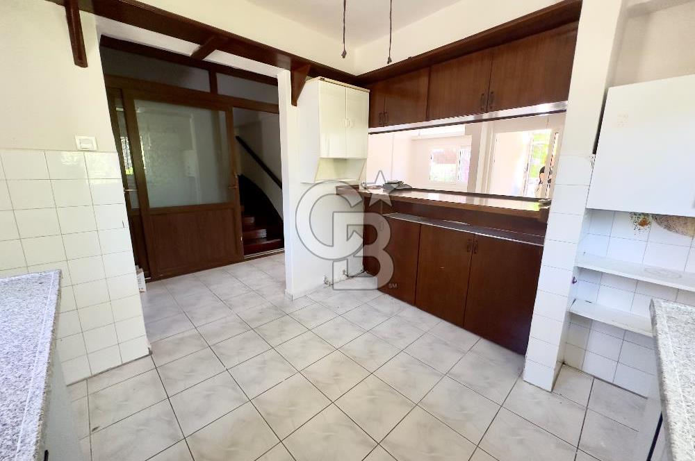 URLA İSKELE TAM MERKEZİNDE KİRALIK DENİZE 100MT 3+1 MÜSTAKİL EV