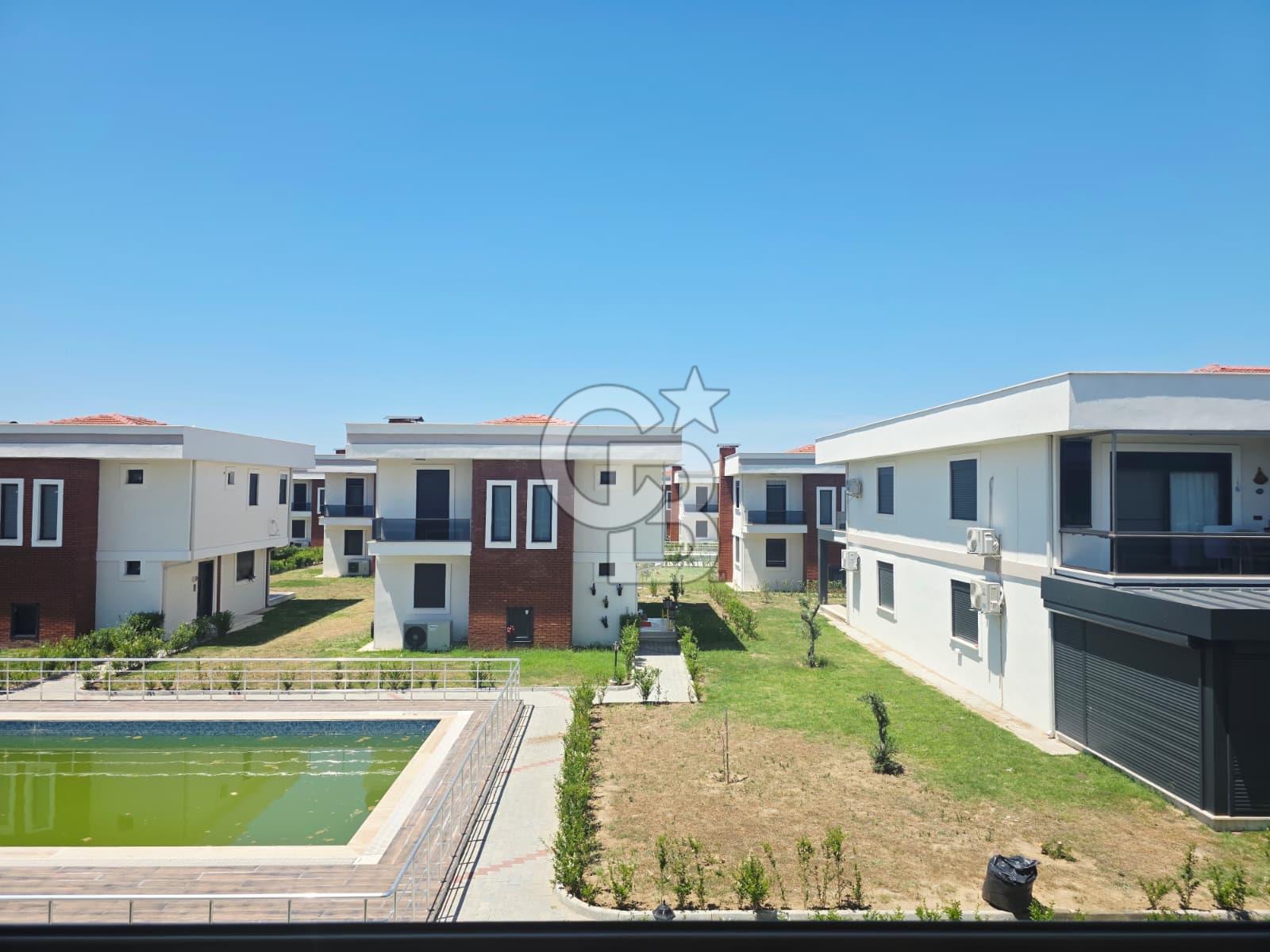 Altınova Kolaylı Sitesi'nde Havuzlu Sitede Eşyalı 2+1 Daire