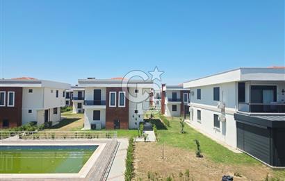 Altınova Kolaylı Sitesi'nde Havuzlu Sitede Eşyalı 2+1 Daire