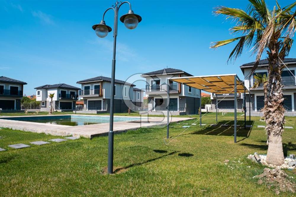 Çandarlı'da Denize Yakın , Site İçi , Havuzlu , Otoparklı Villa