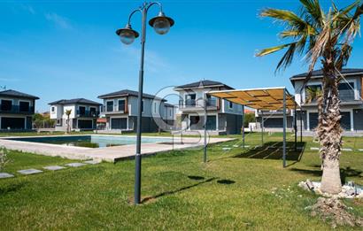Çandarlı'da Denize Yakın , Site İçi , Havuzlu , Otoparklı Villa
