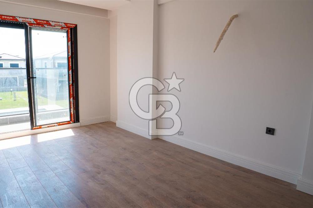 Çandarlı'da Denize Yakın , Site İçi , Havuzlu , Otoparklı Villa