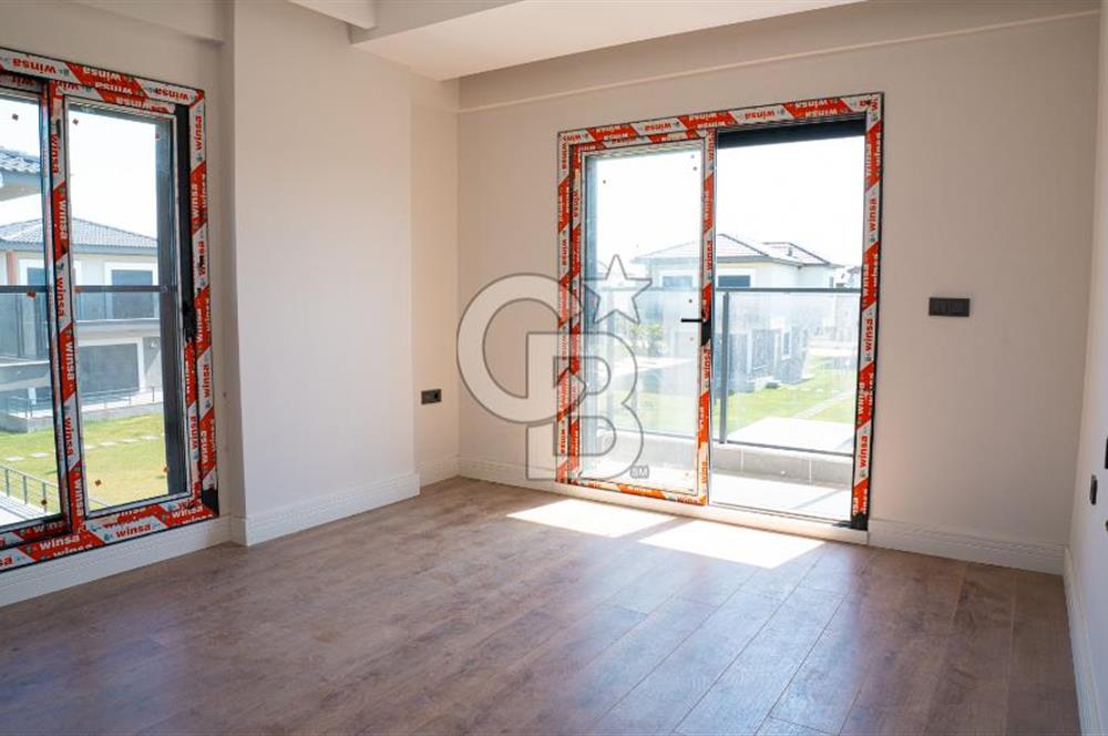 Çandarlı'da Denize Yakın , Site İçi , Havuzlu , Otoparklı Villa