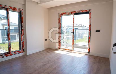 Çandarlı'da Denize Yakın , Site İçi , Havuzlu , Otoparklı Villa
