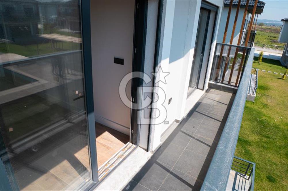 Çandarlı'da Denize Yakın , Site İçi , Havuzlu , Otoparklı Villa