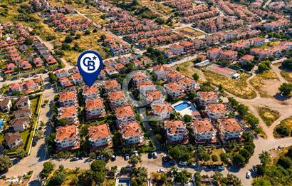  Foça Ata Özgür Sitesinde Satılık 3+1 Villa