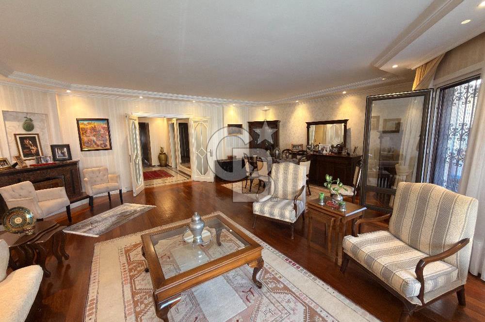 Florya Basınköy'de Bakımlı Geniş 240m2 4+1 Satılık Daire
