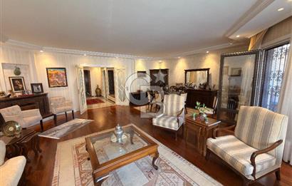 Florya Basınköy'de Bakımlı Geniş 240m2 4+1 Satılık Daire