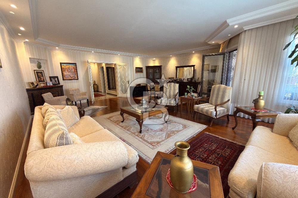 Florya Basınköy'de Bakımlı Geniş 240m2 4+1 Satılık Daire