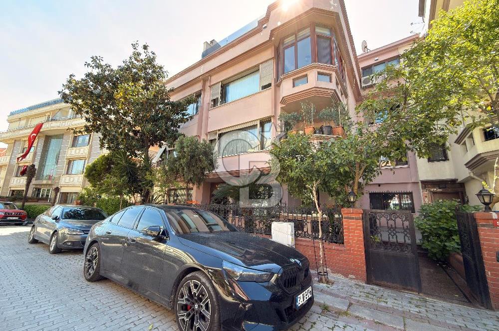 Florya Basınköy'de Bakımlı Geniş 240m2 4+1 Satılık Daire