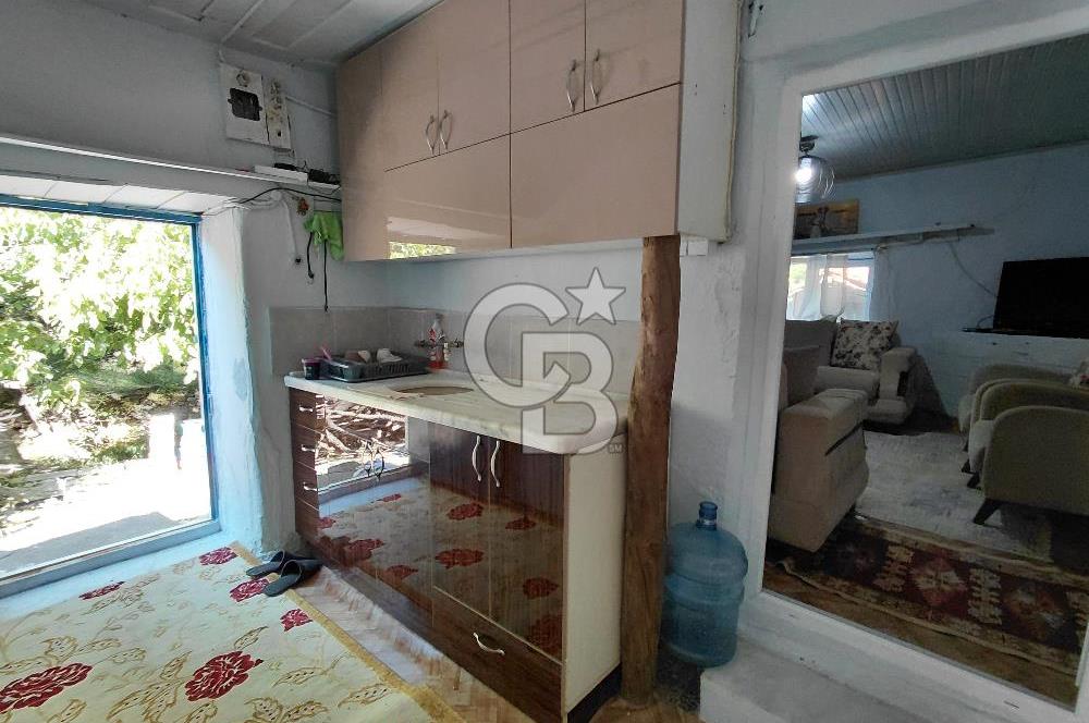 Burhaniye Sübeylidere’de Dere Kenarında Avlulu Köy Evi