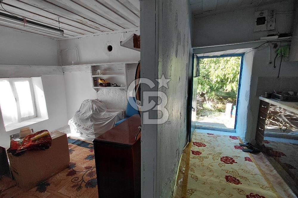 Burhaniye Sübeylidere’de Dere Kenarında Avlulu Köy Evi