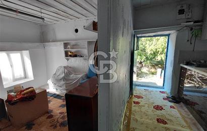 Burhaniye Sübeylidere’de Dere Kenarında Avlulu Köy Evi