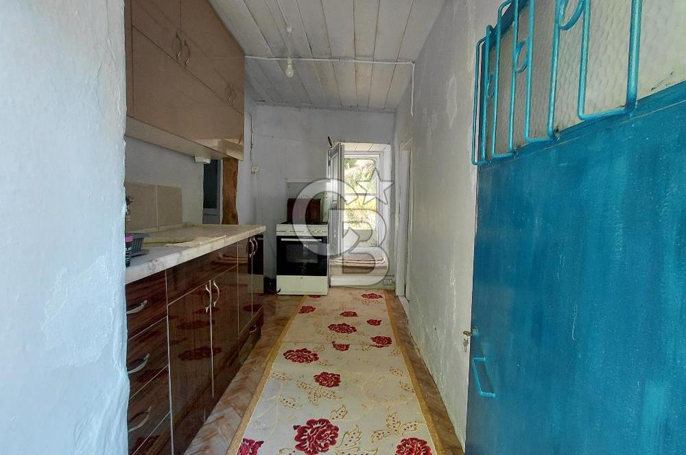 Burhaniye Sübeylidere’de Dere Kenarında Avlulu Köy Evi