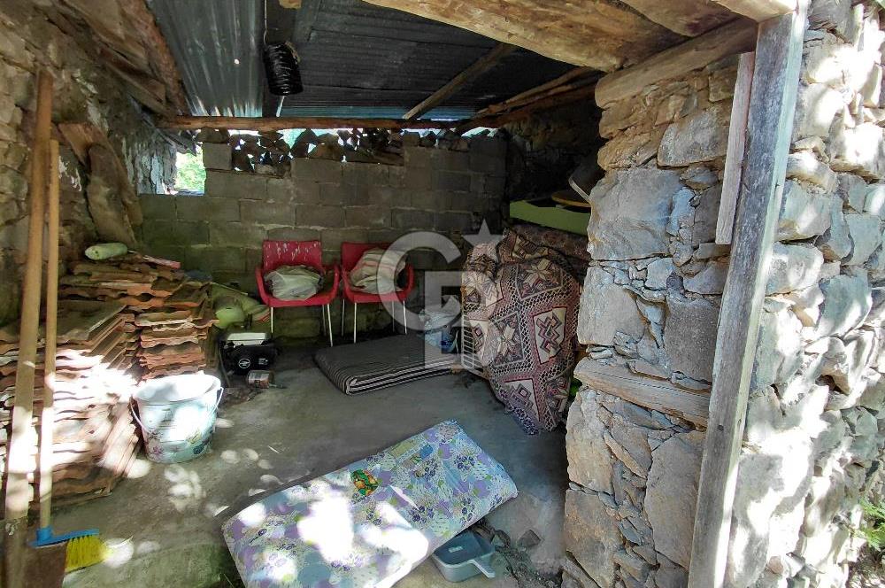 Burhaniye Sübeylidere’de Dere Kenarında Avlulu Köy Evi