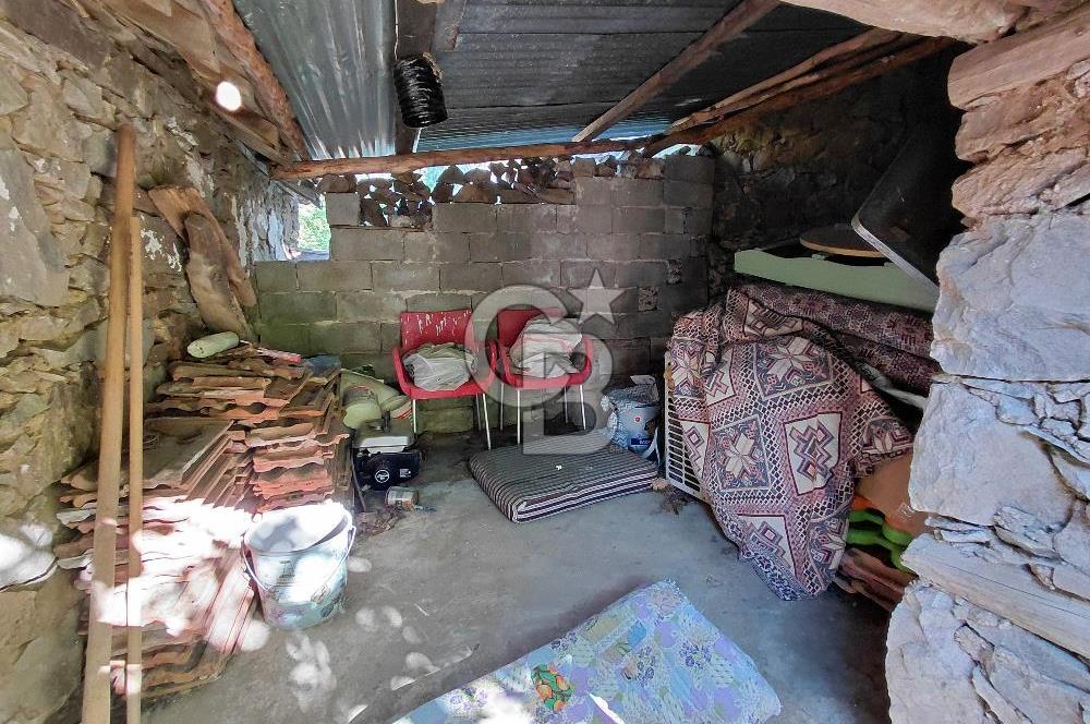 Burhaniye Sübeylidere’de Dere Kenarında Avlulu Köy Evi