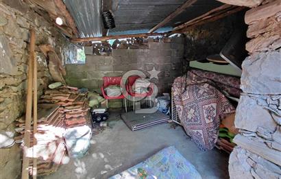 Burhaniye Sübeylidere’de Dere Kenarında Avlulu Köy Evi