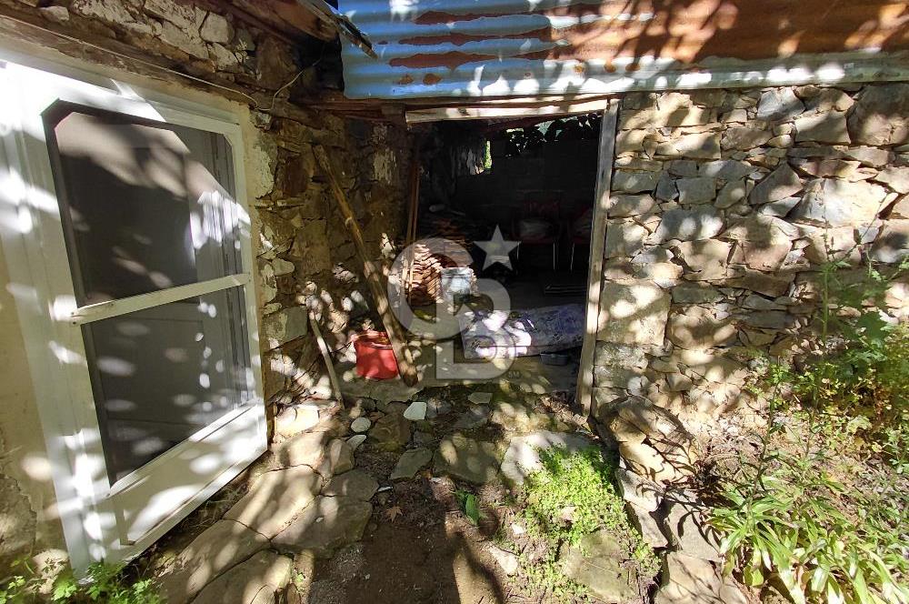 Burhaniye Sübeylidere’de Dere Kenarında Avlulu Köy Evi
