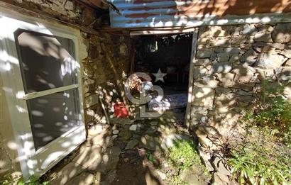 Burhaniye Sübeylidere’de Dere Kenarında Avlulu Köy Evi