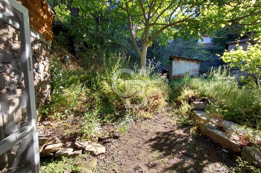 Burhaniye Sübeylidere’de Dere Kenarında Avlulu Köy Evi