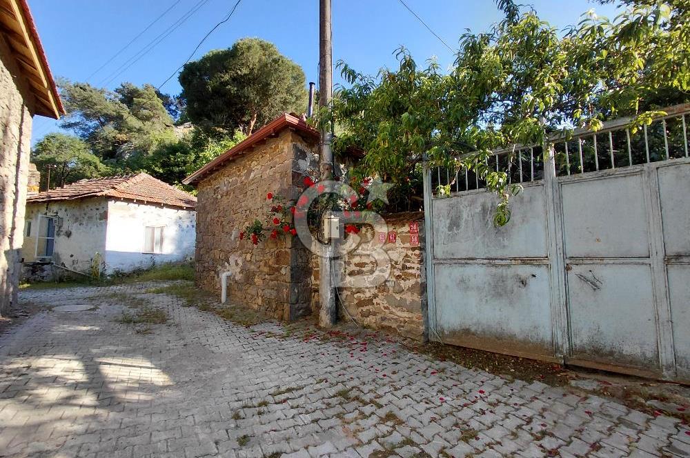 Burhaniye Sübeylidere’de Dere Kenarında Avlulu Köy Evi