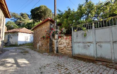 Burhaniye Sübeylidere’de Dere Kenarında Avlulu Köy Evi