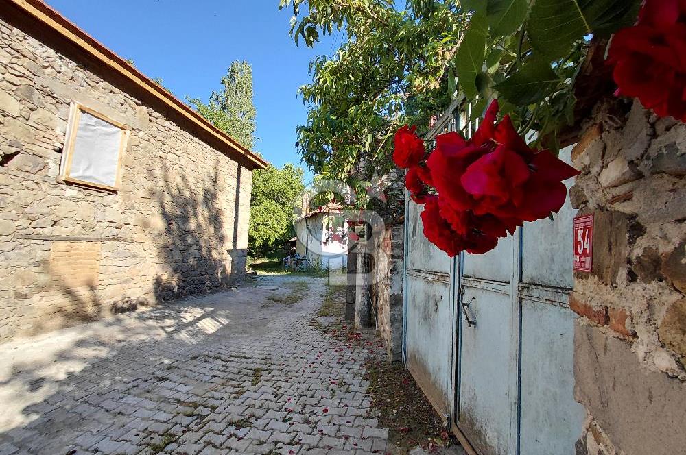Burhaniye Sübeylidere’de Dere Kenarında Avlulu Köy Evi