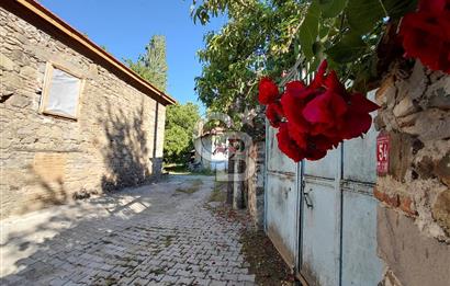 Burhaniye Sübeylidere’de Dere Kenarında Avlulu Köy Evi