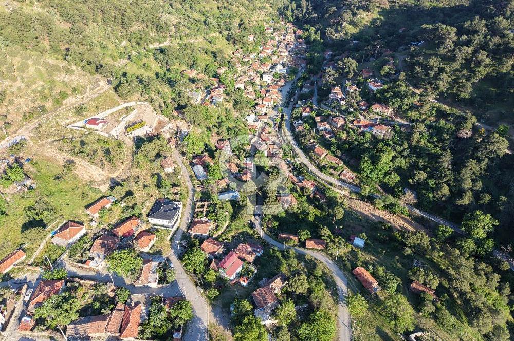 Burhaniye Sübeylidere’de Dere Kenarında Avlulu Köy Evi