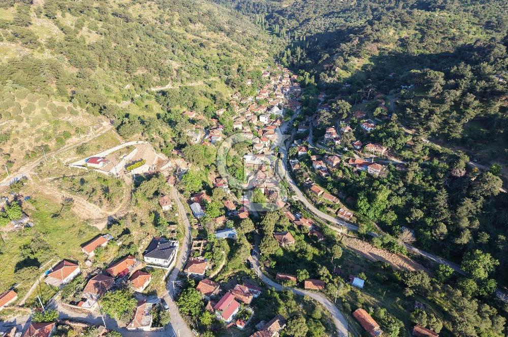 Burhaniye Sübeylidere’de Dere Kenarında Avlulu Köy Evi