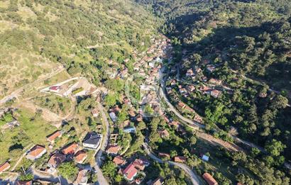 Burhaniye Sübeylidere’de Dere Kenarında Avlulu Köy Evi