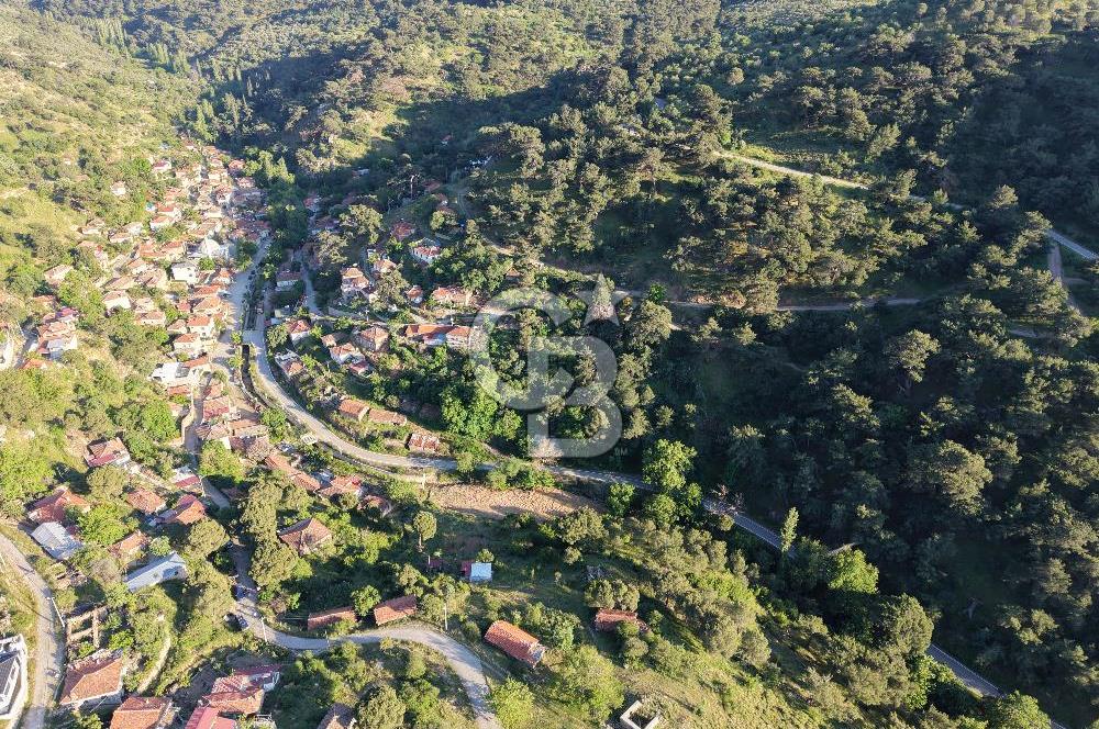 Burhaniye Sübeylidere’de Dere Kenarında Avlulu Köy Evi