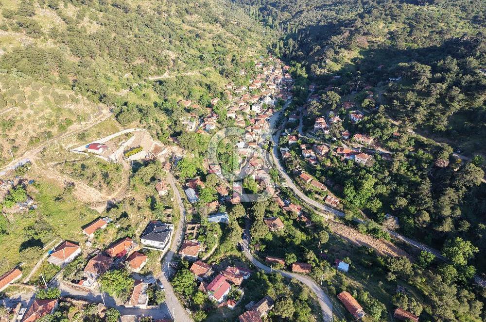 Burhaniye Sübeylidere’de Dere Kenarında Avlulu Köy Evi