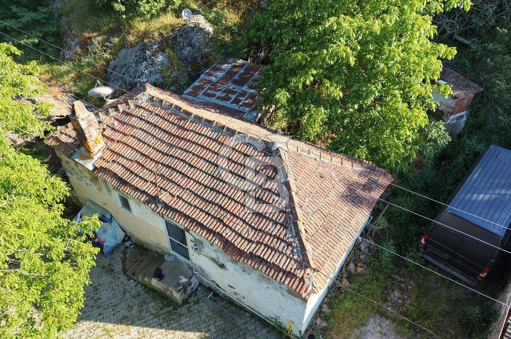 Burhaniye Sübeylidere’de Dere Kenarında Avlulu Köy Evi
