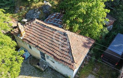 Burhaniye Sübeylidere’de Dere Kenarında Avlulu Köy Evi