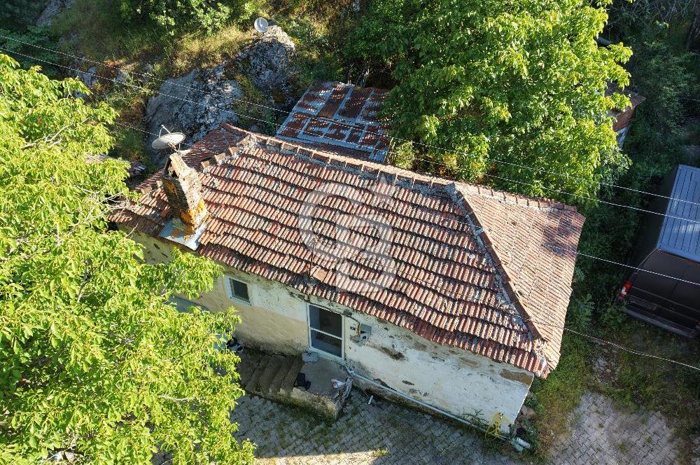 Burhaniye Sübeylidere’de Dere Kenarında Avlulu Köy Evi