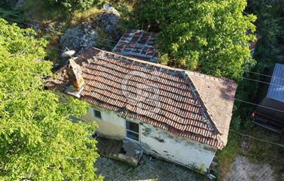 Burhaniye Sübeylidere’de Dere Kenarında Avlulu Köy Evi