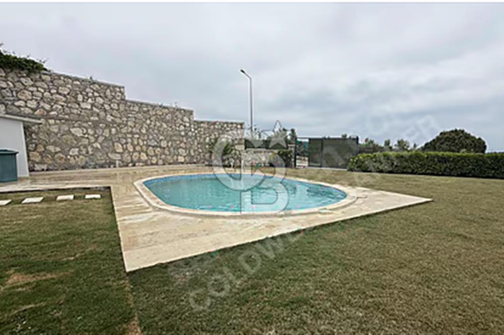ÇEŞME DE KİRALIK HAVUZLU MÜSTAKİL EŞYALI VİLLA