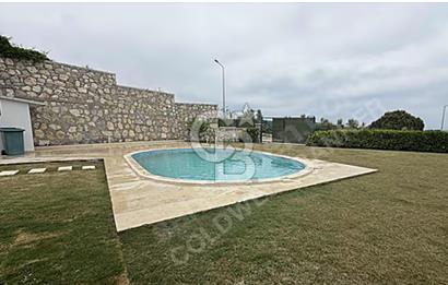 ÇEŞME DE KİRALIK HAVUZLU MÜSTAKİL EŞYALI VİLLA