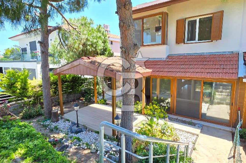 ÇEŞME DALYANDA DÖRT MEVSİM KULLANIMA UYGUN 4+1 TRİPLEKS VİLLA