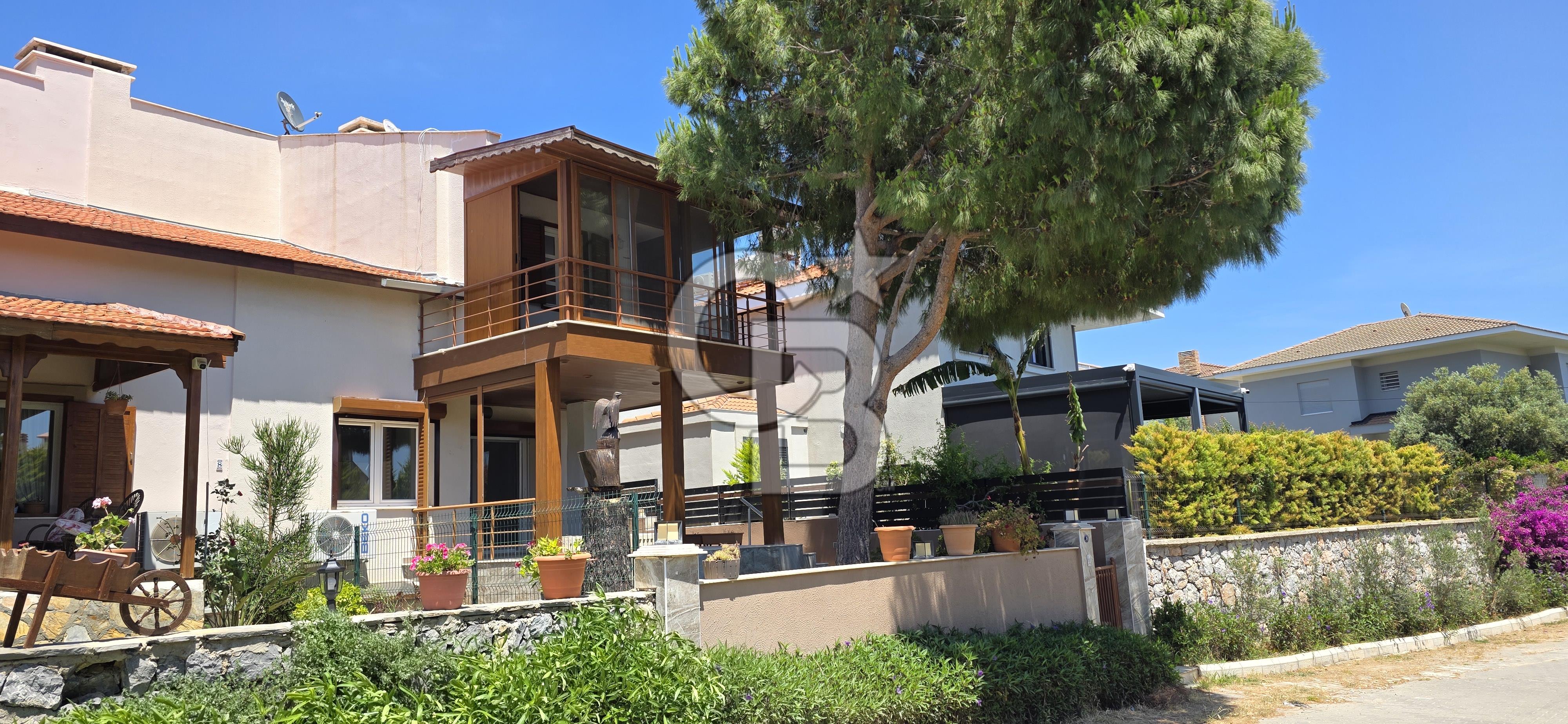 ÇEŞME DALYANDA DÖRT MEVSİM KULLANIMA UYGUN 4+1 TRİPLEKS VİLLA