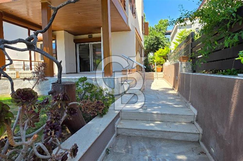 ÇEŞME DALYANDA DÖRT MEVSİM KULLANIMA UYGUN 4+1 TRİPLEKS VİLLA