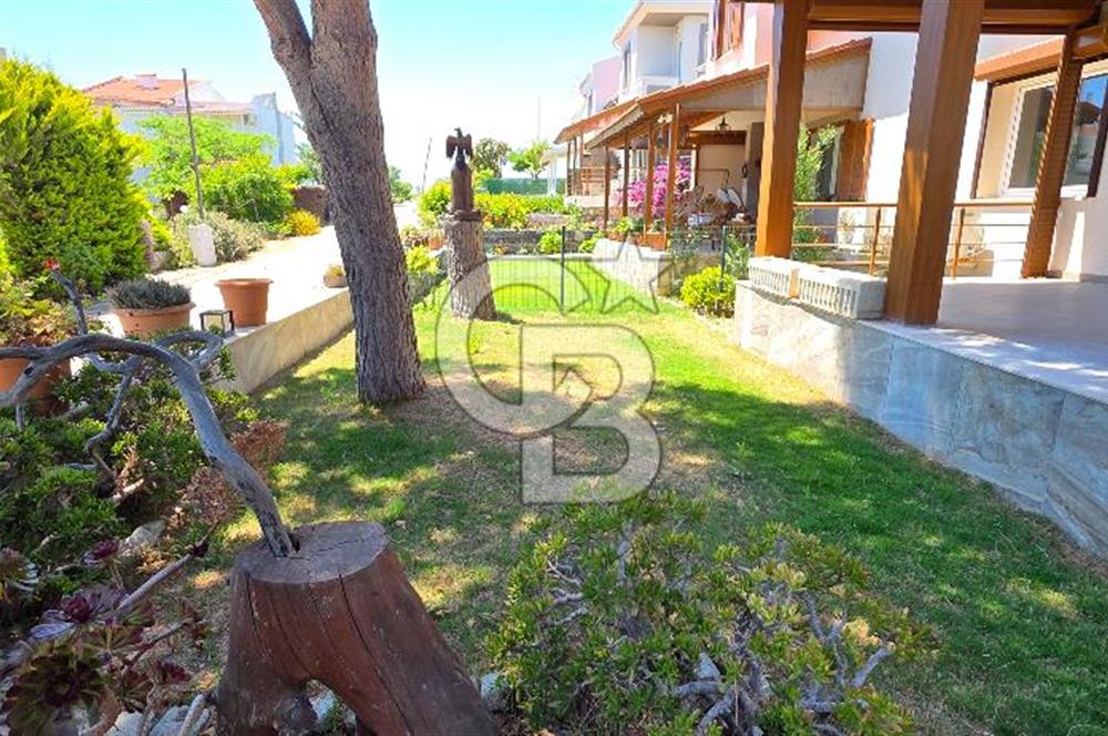 ÇEŞME DALYANDA DÖRT MEVSİM KULLANIMA UYGUN 4+1 TRİPLEKS VİLLA